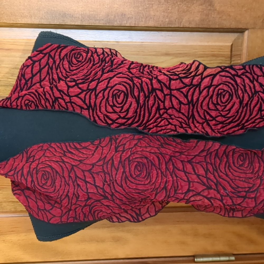 Alicia Mugetti Red and Black Scarf